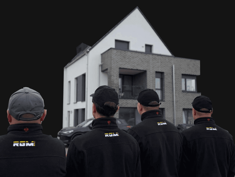 RGM BAU Team vor einem fertiggestellten Mehrfamilienhaus